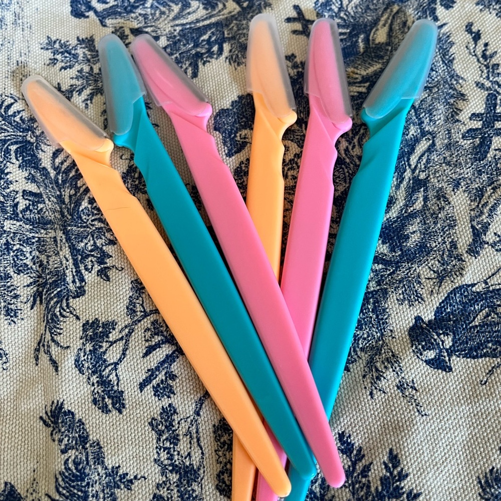 Eyebrow razor